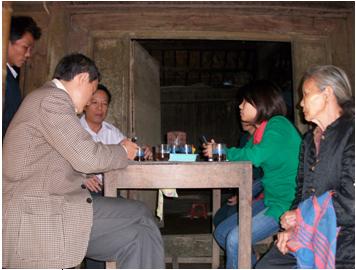 Đoàn đến thăm hỏi gia đình cụ Khanh (xã Hương Giang) 